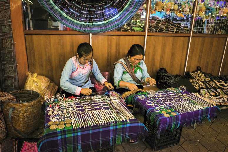 Nhiều tiểu thương là người dân tộc thiểu số, buôn bán, giới thiệu sản phẩm đặc trưng văn hóa các dân tộc Lào Cai tại chợ